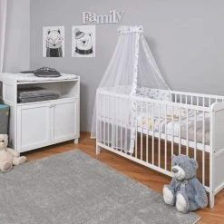 Jonka Kinderzimmer Sparset Mona mit Bett, Wickelkommode, Bettwäsche, Himmel, Nestchen & Matratze 70x140 cm - Spielbär - Weiß