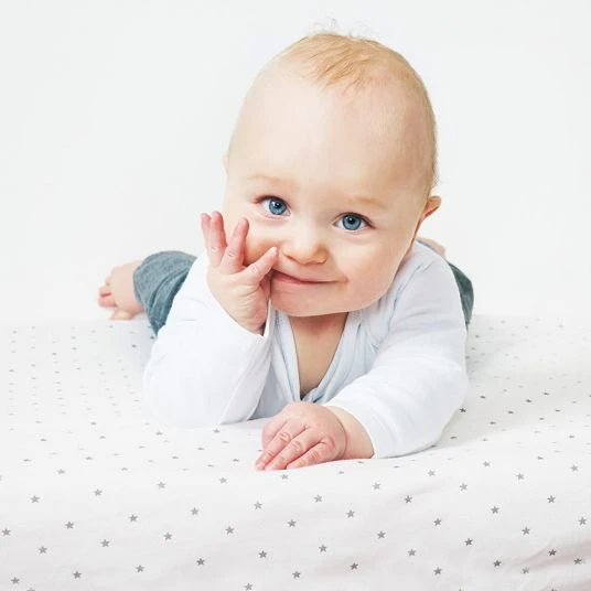 Pinolino Spannbetttuch für Beistellbett & Wiege - 2er Pack 40 x 70 / 55 x 90 cm - Sternchen - Grau 2 Pinolino Spannbetttuch für Beistellbett & Wiege - 2er Pack 40 x 70 / 55 x 90 cm - Sternchen - Grau – Bild 2